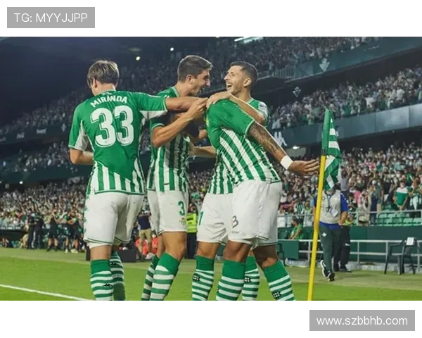 琼斯盛赞卢克肖表现自信从容攻防两端游刃有余状态回暖